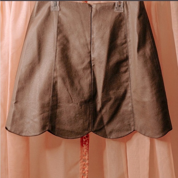 NEW Aaron & Amber Leather Scalloped Hem Skirt - Picture 2 of 5